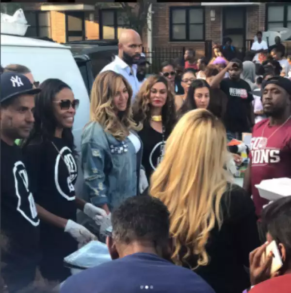 Beyonce, His Daughter Blue Ivy, Tina Knowles-Lawson & Others In Houston Serving Food To Hurricane Harvey Survivors (Photos)